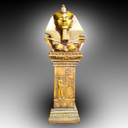 King Akhenaten On A Pillar